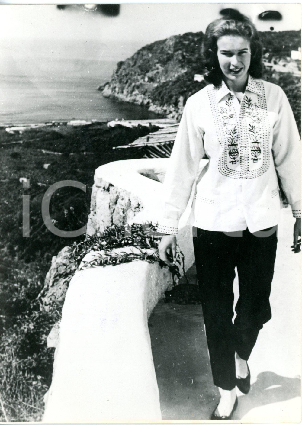 Fotografia d epoca originale 1962 Golfo di ISCHIA  Principessa Maria Gabriella di Savoia a passeggio Foto 1