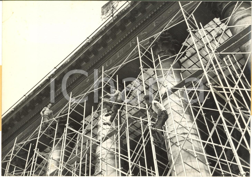 1958 PARIS Palais de la Bourse - Operai al lavoro per la pulitura esterna *Foto