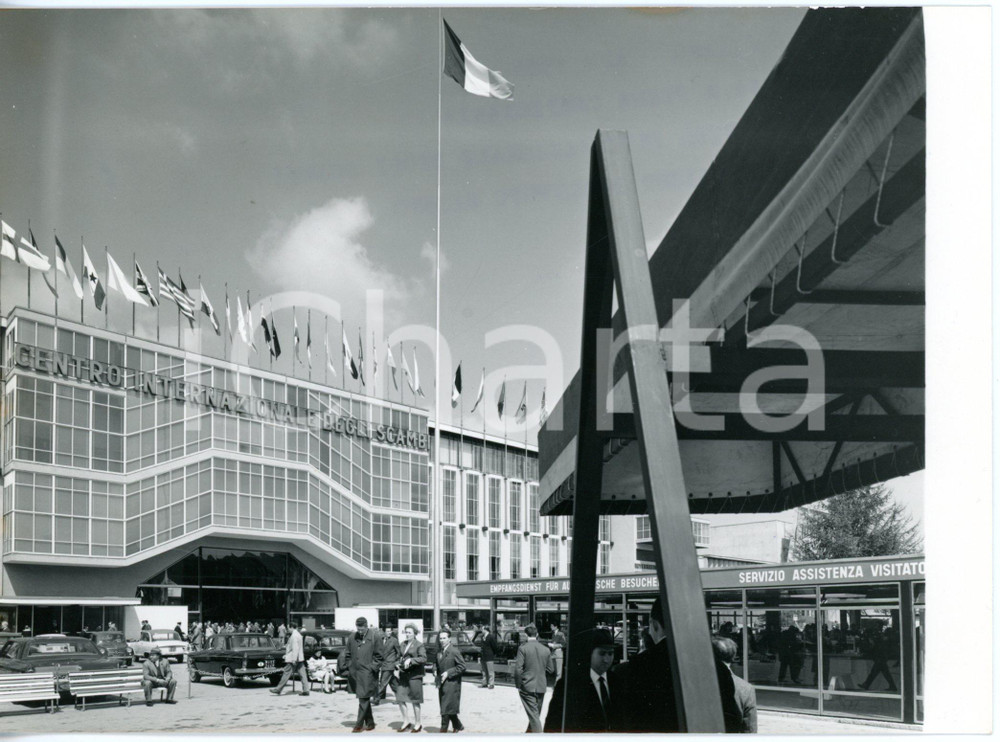 1966 MILANO Centro internazionale scambi - Visitatori alla 44° Fiera Campionaria