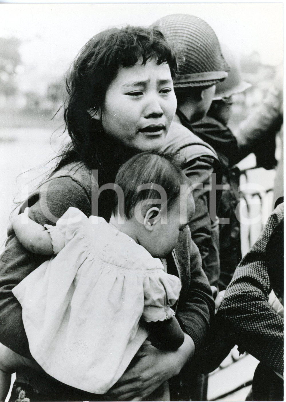 1968 GUERRA DEL VIETNAM - Profuga con la figlia dopo il saluto al marito soldato