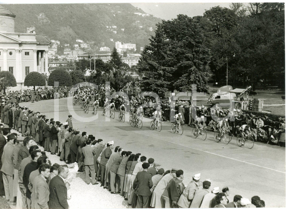 1957 COMO - CICLISMO 40°Giro d'Italia 17^ Tappa - I corridori sul lungolago