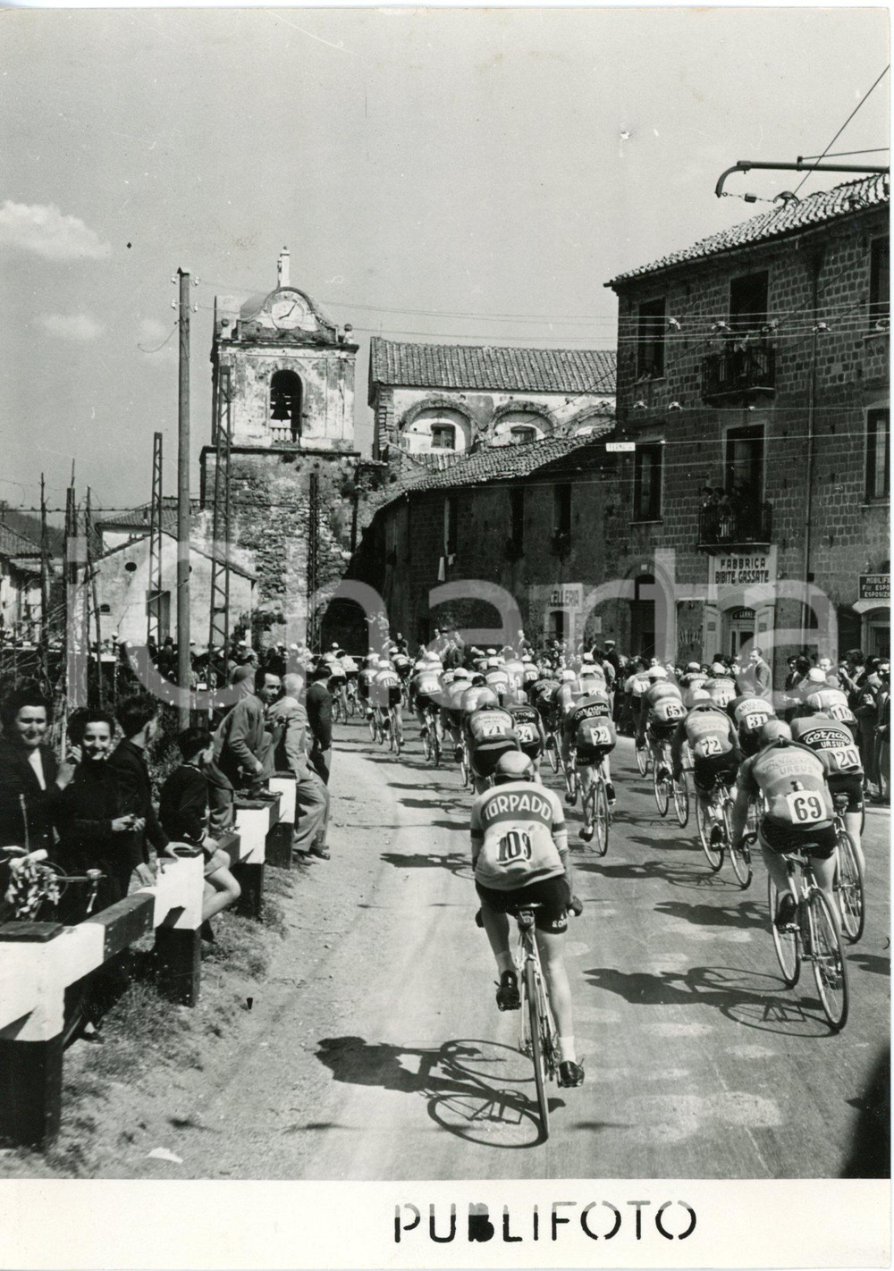 1953 Area di BENEVENTO - CICLISMO Giro della Campania - Passaggio dei corridori