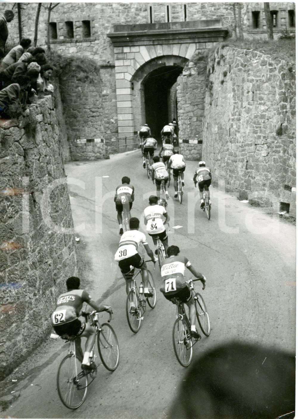 1955 CICLISMO - 38°Giro d'Italia 4^ tappa - I corridori verso ACQUI TERME