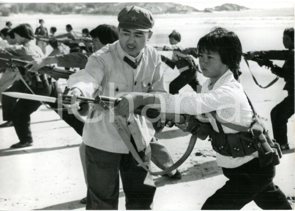 1972 CINA - Allenamento esercito - Ragazze si allenano con la baionetta *Foto
