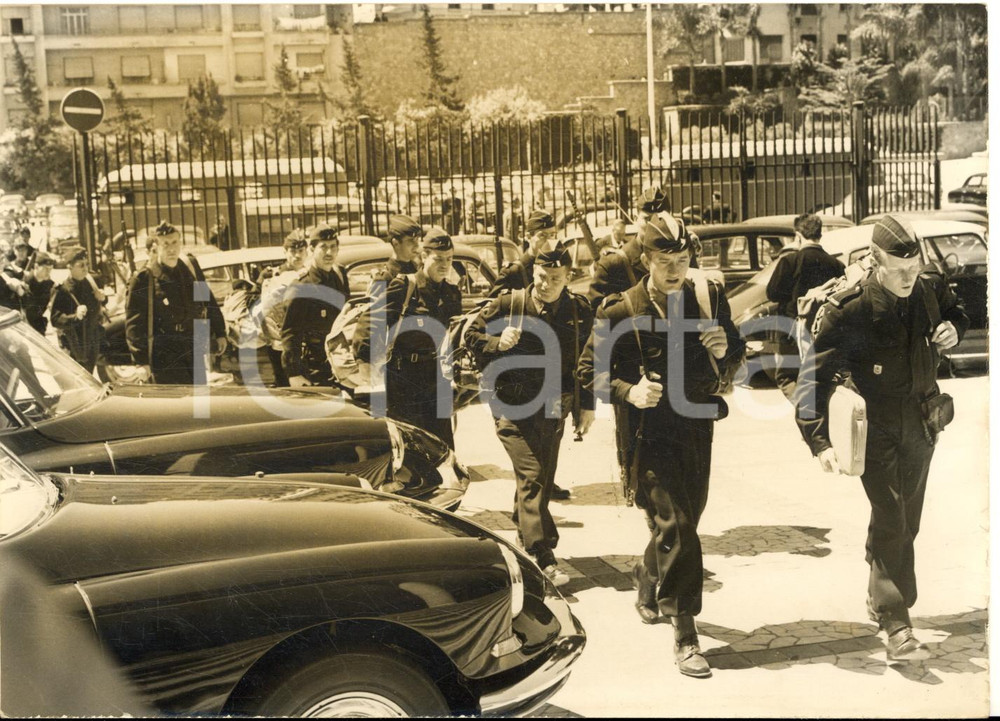 1961 ALGER Arrivée des C.R.S. après l'évacuation des "paras" *Photo 18x13 cm