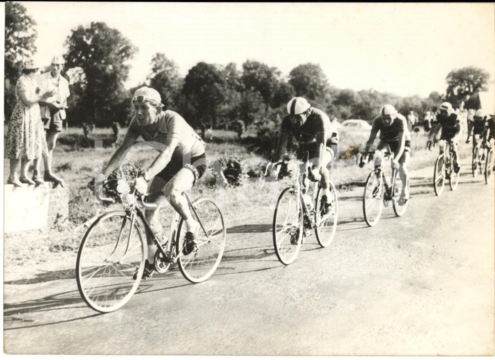 1957 CYCLISME TOUR DE FRANCE René PRIVAT devant Nicolas BARONE - Photo 18x13