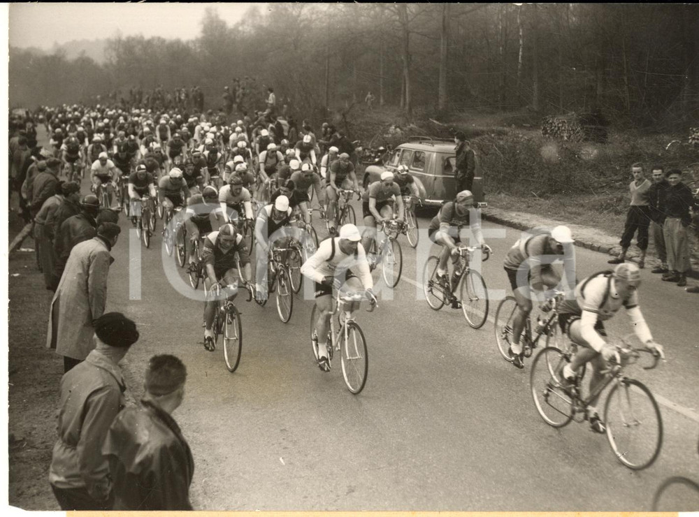 1953 CYCLISME PARIS-ROUBAIX Concurrents en haut de la côte de LUZARCHES - Photo