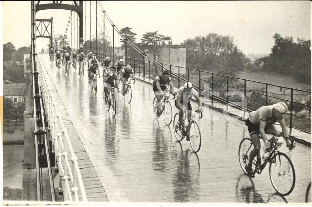 1958 CICLISMO TOUR DE FRANCE I corridori attraversano un ponte - Foto 18x13