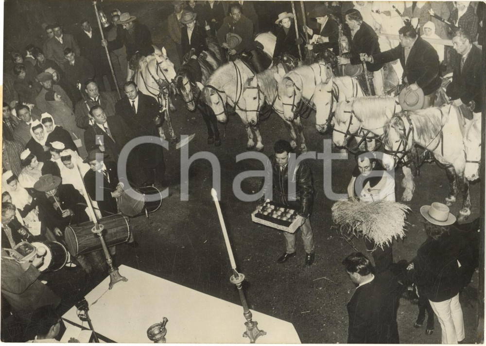 1961 ALBARON (CAMARGUE) Nuit de Noel - Agriculteursoffrent leurs fruits