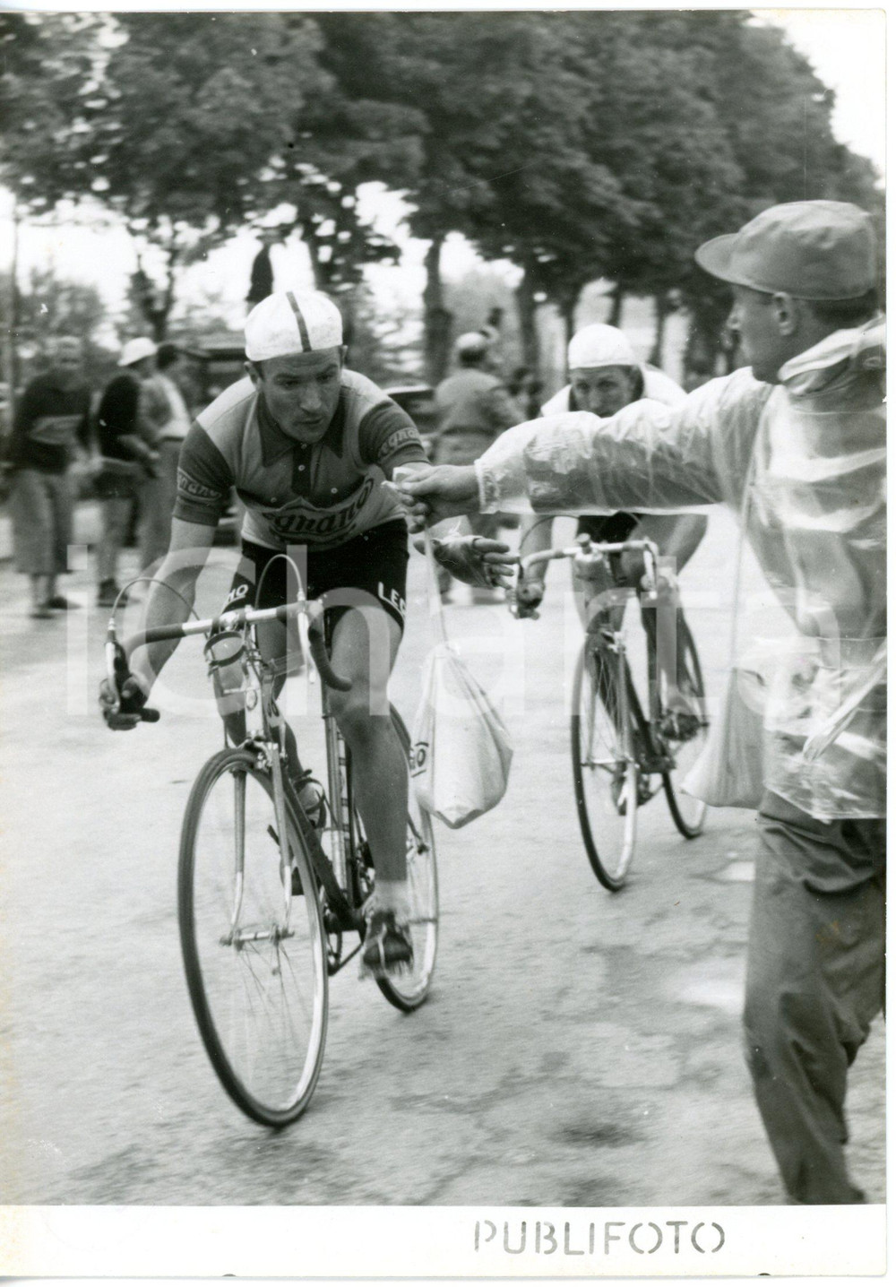 1955 CICLISMO 38° Giro d'Italia 1^ tappa - Giorgio ALBANI al rifornimento *Foto
