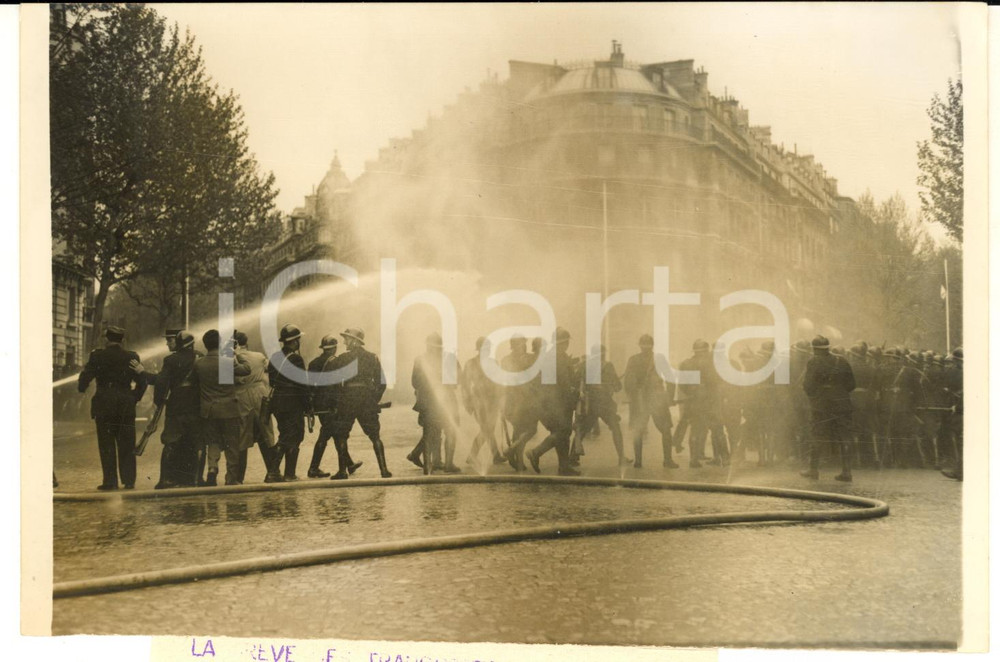 1957 PARIS Grève TRANSPORTS - Garde Républicaine contre manifestants R.A.T.P.