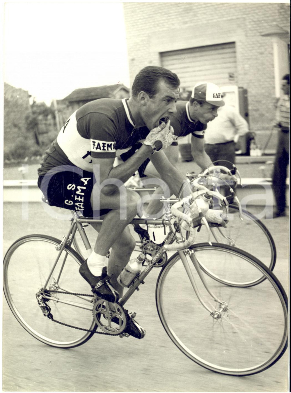 1957 CICLISMO GIRO D'ITALIA 3^ tappa - Colazione di Charly GAUL in sella - Foto