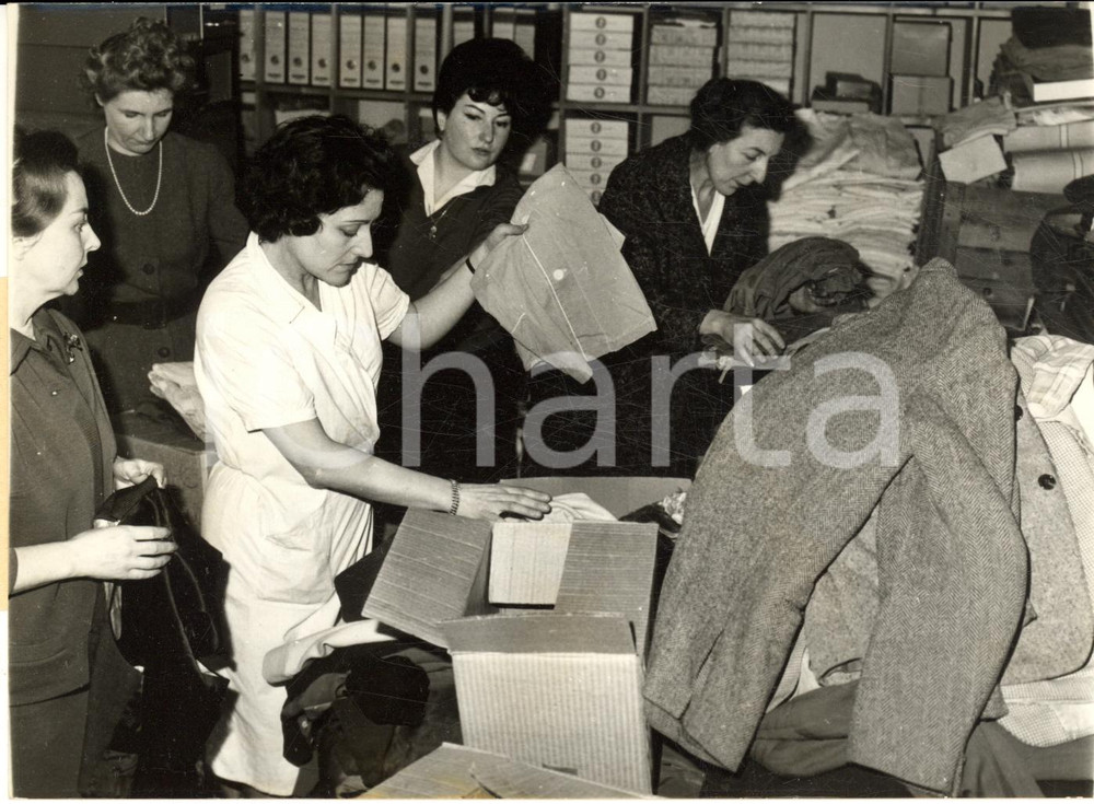 1962 PARIS Volontaires triant vêtements pour les rapatriés d'Algérie - Photo
