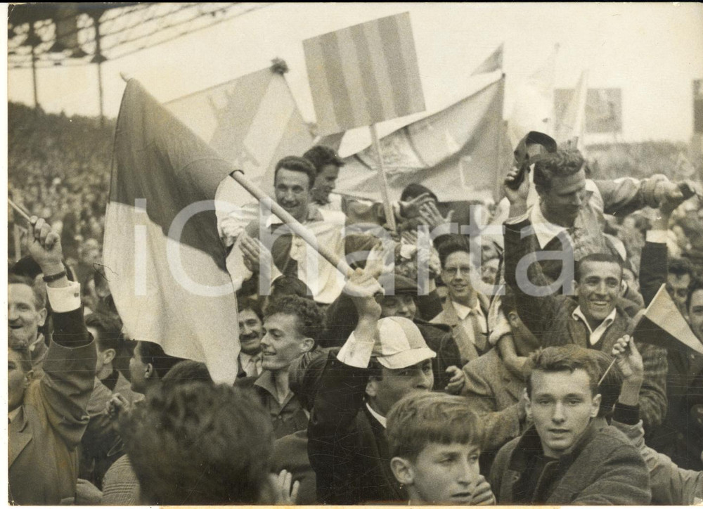 1959 COLOMBES FOOTBALL COUPE DE FRANCE  Les joueurs du HAVRE en triomphe - Photo