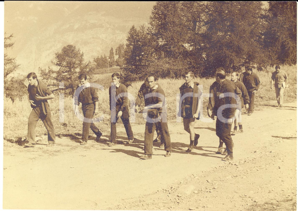 1955 ca CALCIO TORINO F.C. I giocatori in marcia durante un ritiro - Foto 18x13