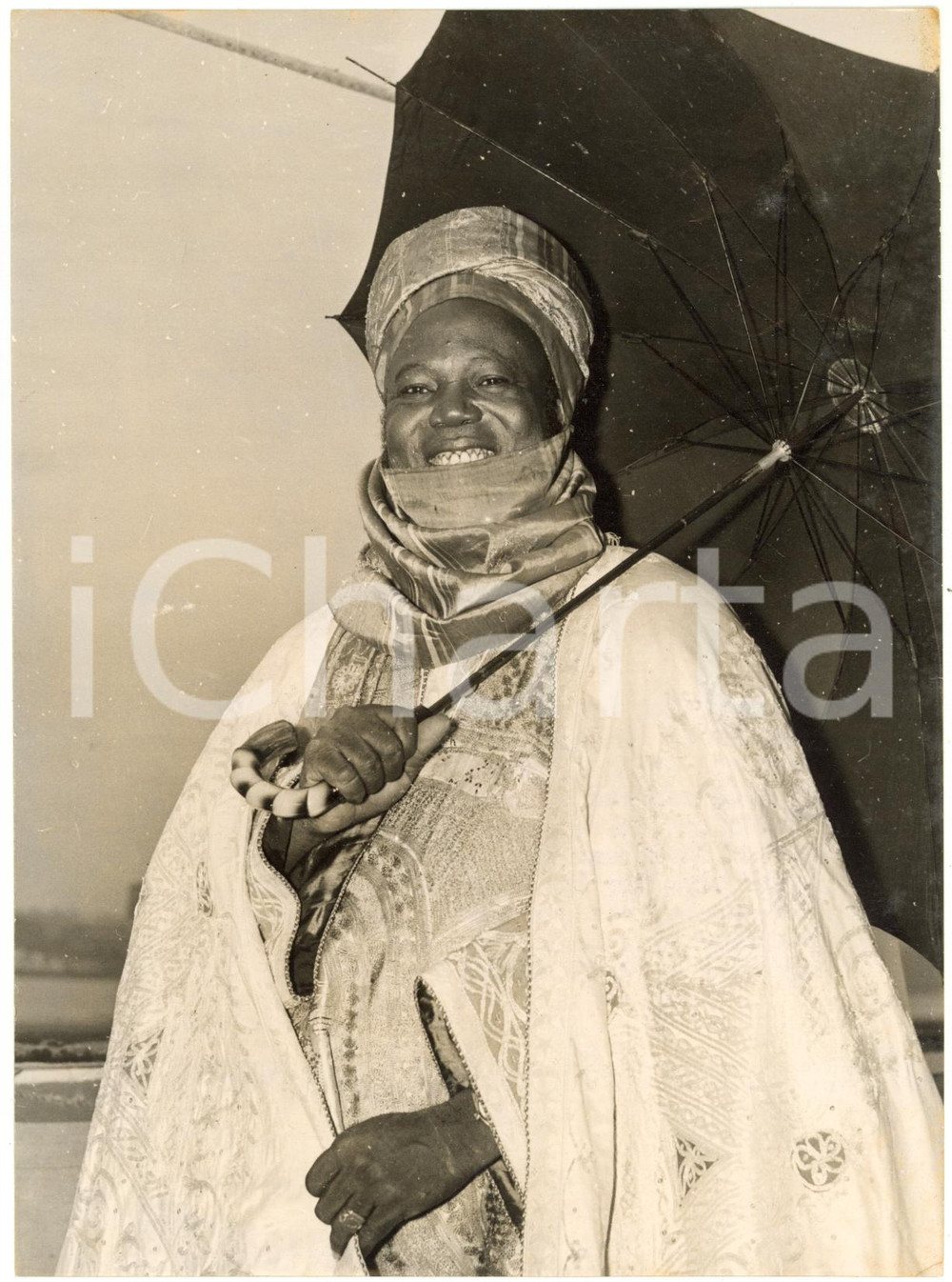 1957 LIVERPOOL Arrival of Alhaji Ahmadu BELLO with an umbrella *Photo 15x20 cm