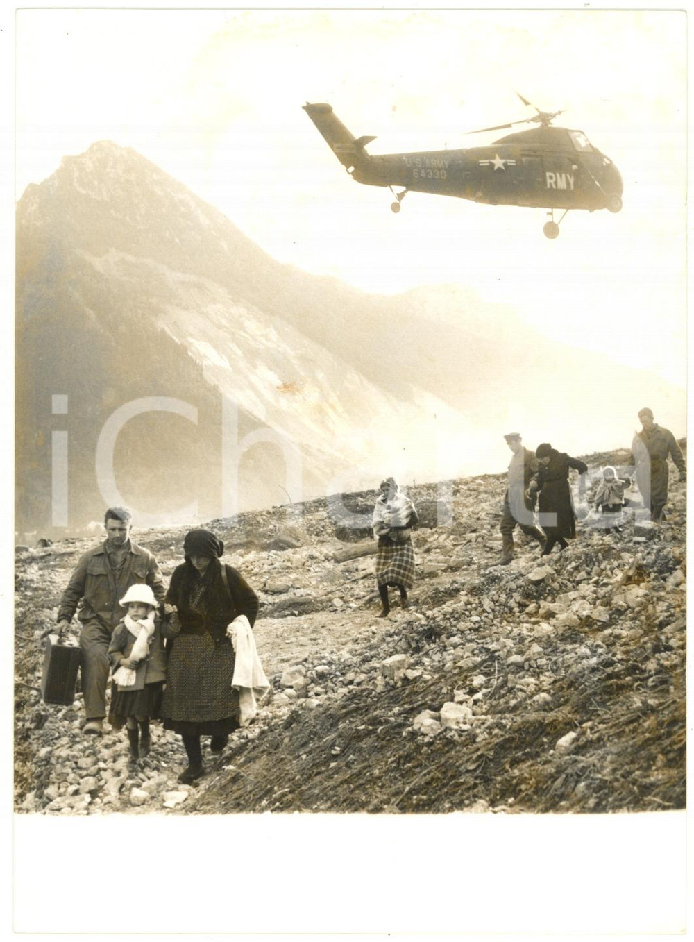 1963 DISASTRO DEL VAJONT Elicottero U.S. ARMY presta primi soccorsi a sfollati