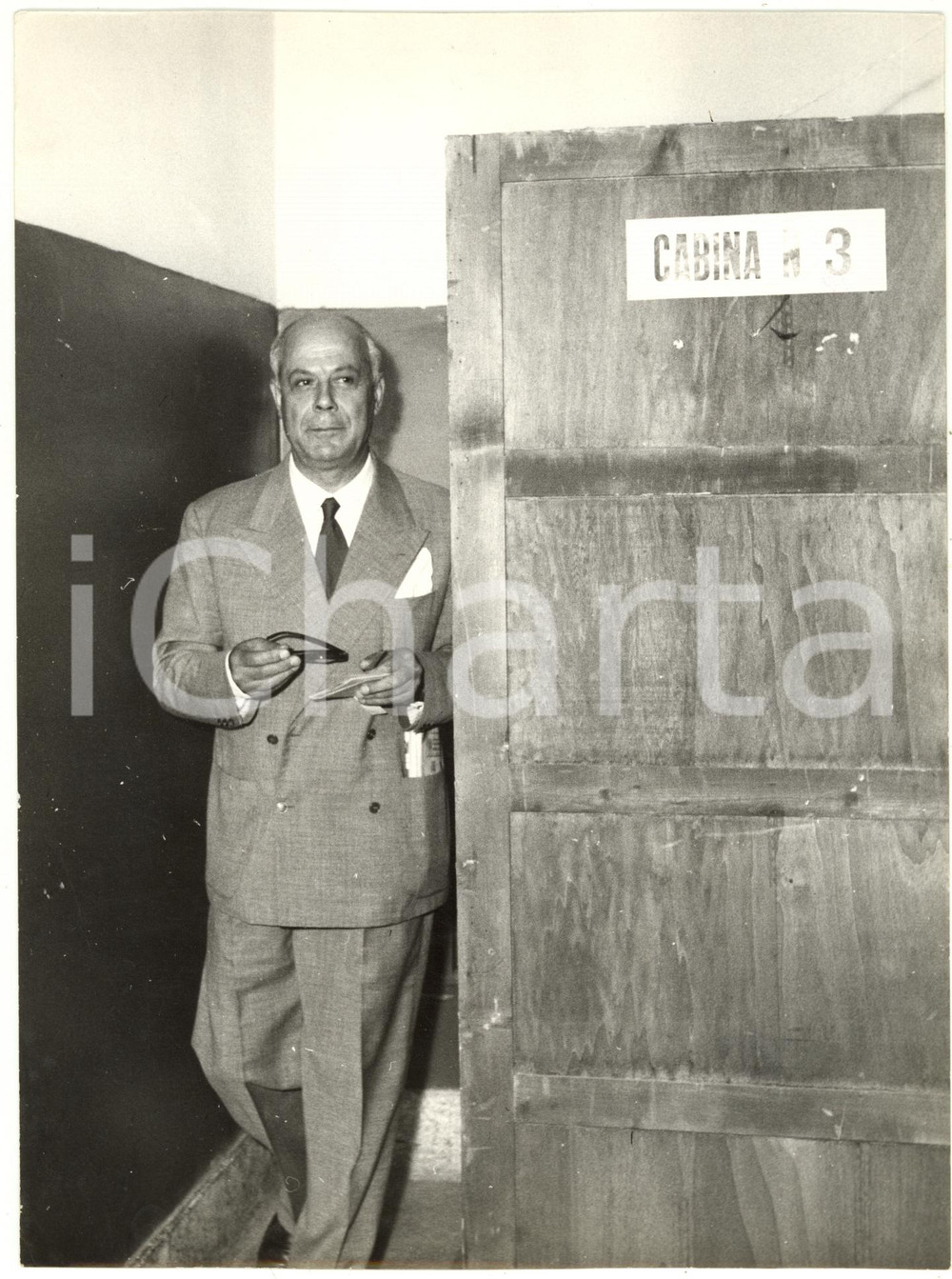 1958 ROMA Elezioni politiche - Oreste LIZZADRI esce dalla cabina elettorale