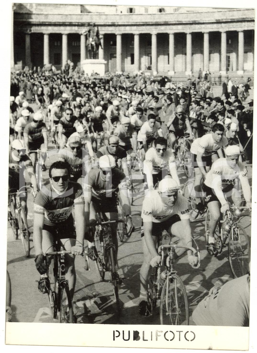 1956 NAPOLI CICLISMO Giro della Campania - La partenza da Piazza del Plebiscito