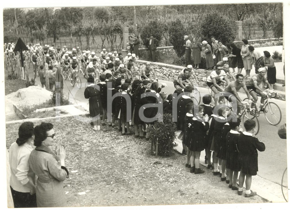 1957 CICLISMO GIRO D'ITALIA Tappa TERNI-PESCARA Scolaresca applaude i corridori