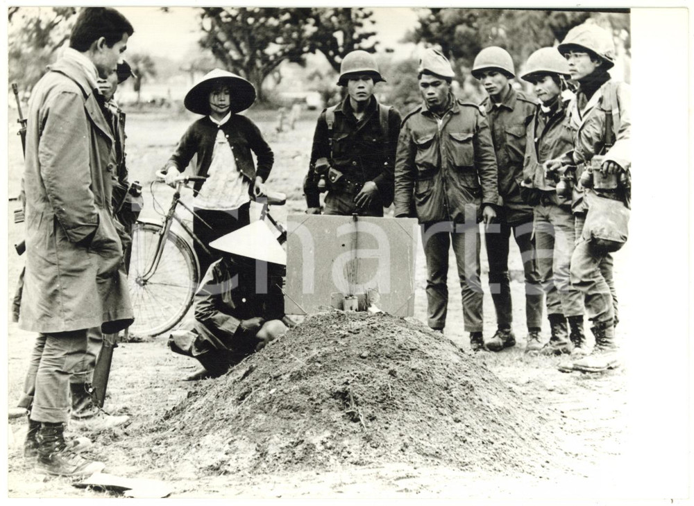 1968 Area di HUÊ - GUERRA DEL VIETNAM Vedova piange sulla tomba del marito *Foto