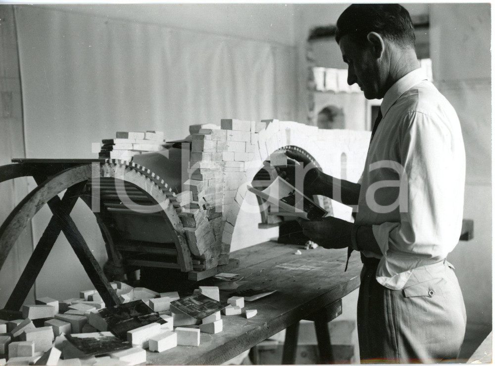 1956 VERONA Ricostruzione di Ponte Pietra - Assemblaggio del modellino - Foto