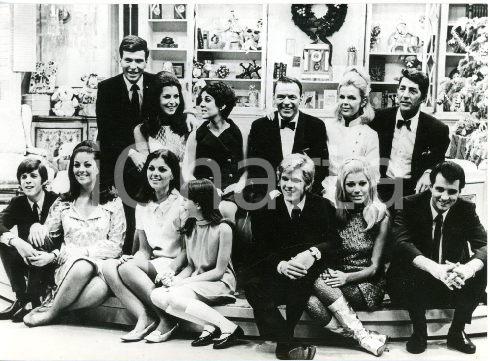 1965 ca USA Frank SINATRA e Dean MARTIN con le famiglie in un programma tv