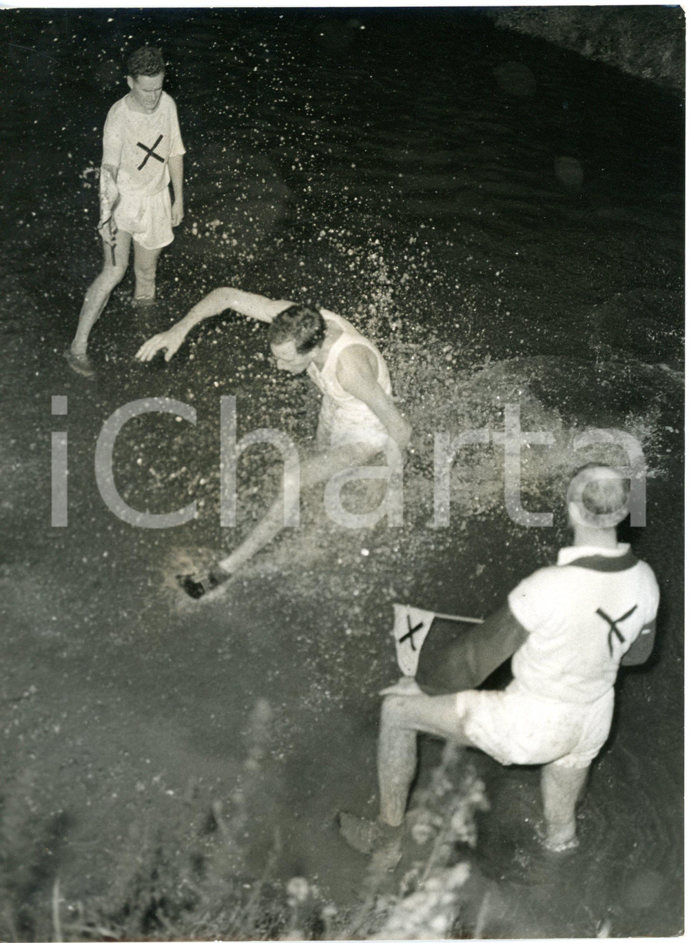 1960 LONDON ROEHAMPTON InterVarsity Race - Herb ELLIOTT gets a shower - Photo