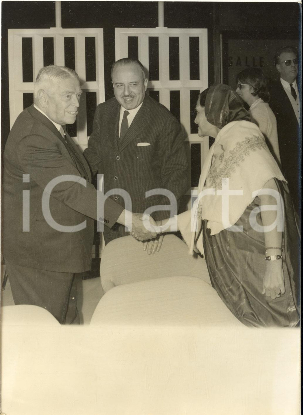 1960 PARIS UNESCO Vittorino VERONESE presenta delegata indiana a Walter NASH
