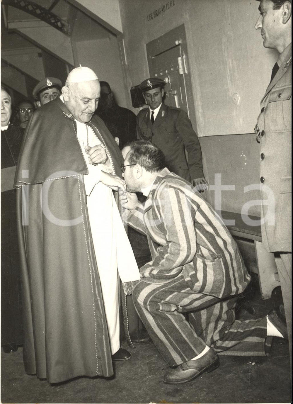 1958 ROMA Papa Giovanni XXIII visita carcere "Regina Coeli" - Foto 13x18 cm
