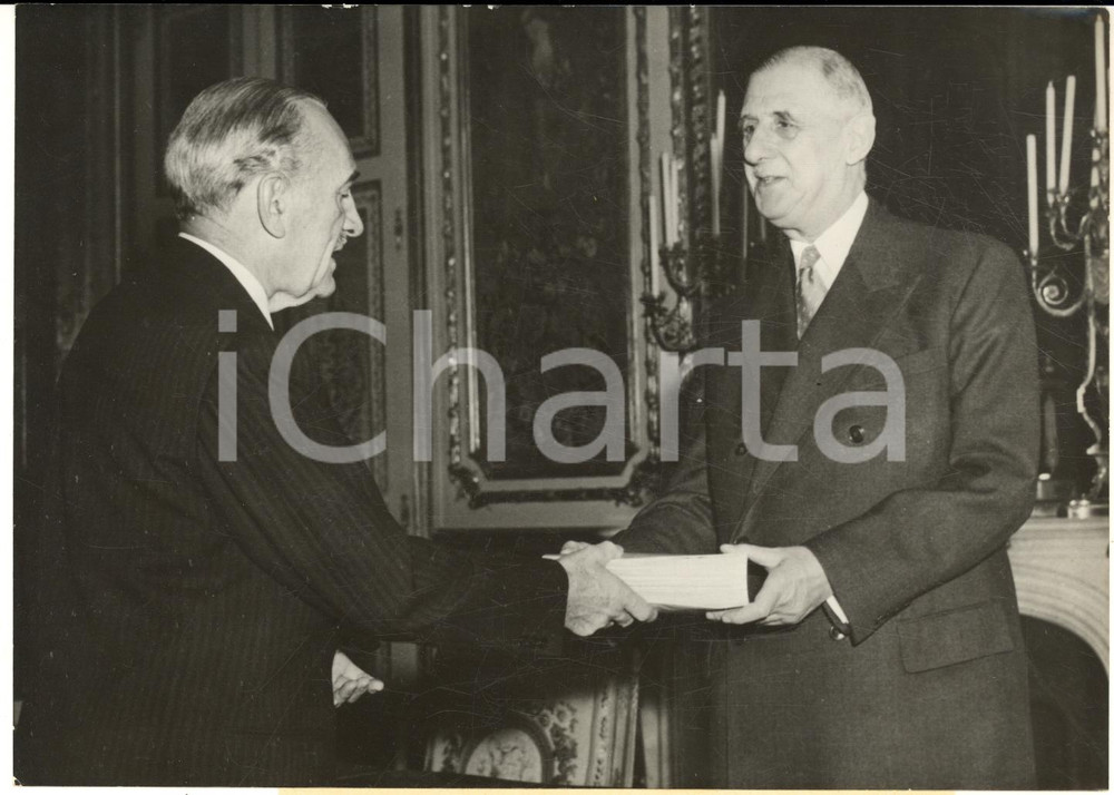 1959 PARIS Maurice BOURDEL presenta a Charles DE GAULLE il libro delle "Memorie"