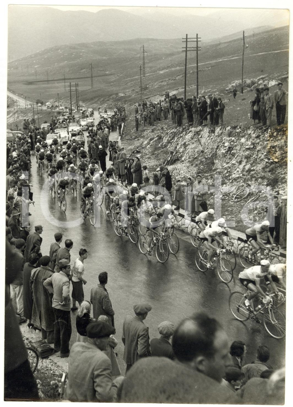 1957 CICLISMO Giro d'Italia - Il gruppo affronta 8^ tappa al Valico del MACERONE