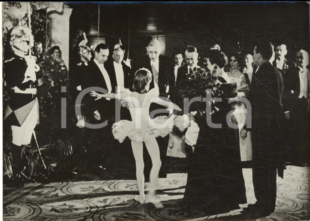 1959 PARIS Opéra - Charles DE GAULLE riceve fiori da una piccola ballerina