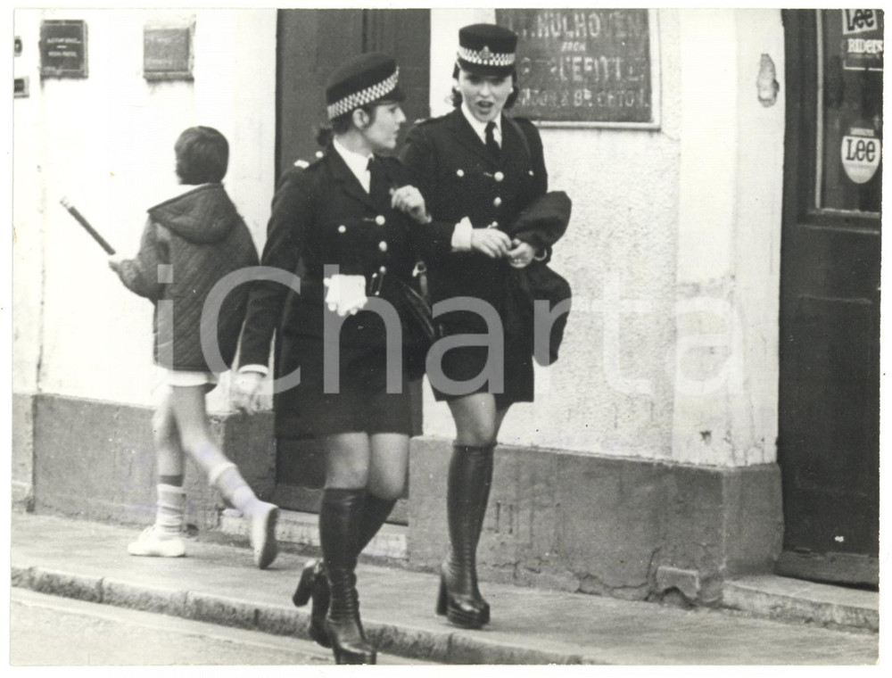 1960 ca ROCCA DI GIBILTERRA Donne poliziotto durante una passeggiata *Foto 18x13