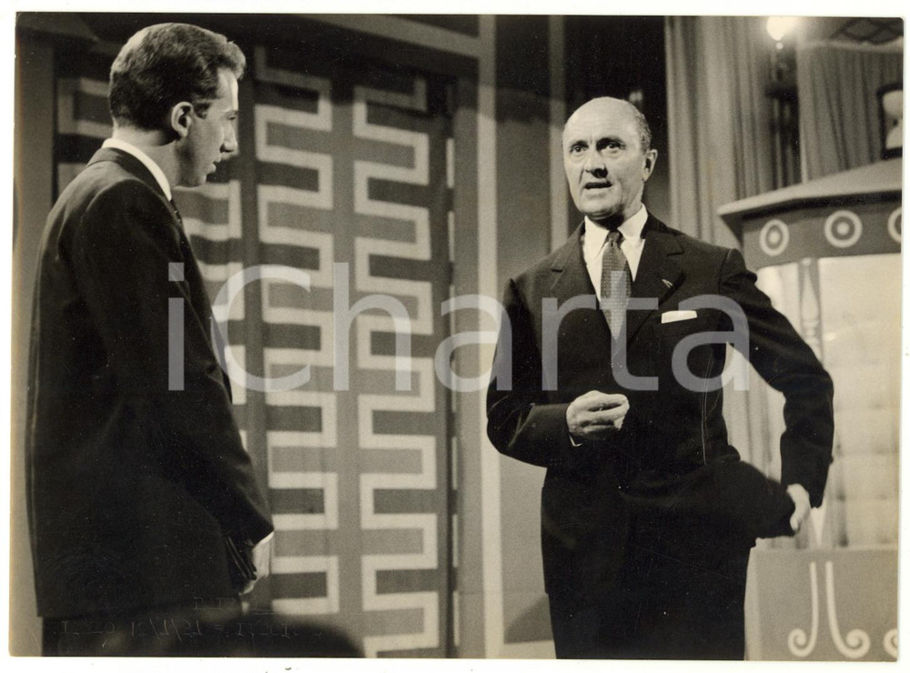 Fotografia d epoca originale 1957 LASCIA O RADDOPPIA? Mike BONGIORNO con il pilota Louis CHIRON Foto 13x18 1
