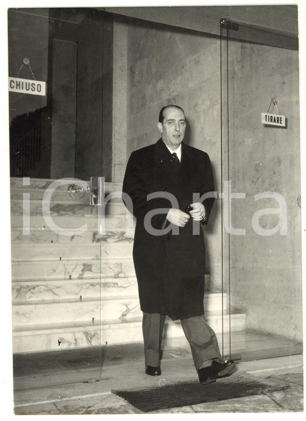 Fotografia d epoca originale 1959 ROMA Ministro Fernando TAMBRONI all uscita dalla sua abitazione Foto 13x18 1