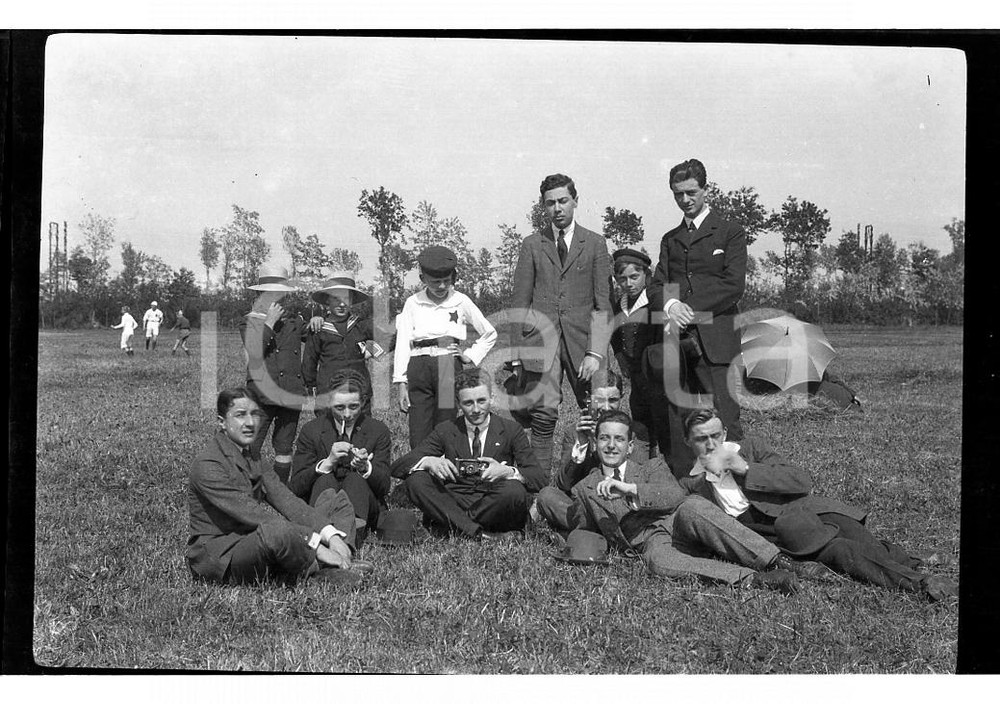Fotografia d epoca originale 1920 CORSICO Gruppo studentesco sul campo sportivo 6x9cm NEGATIVO ORIGINALE 1