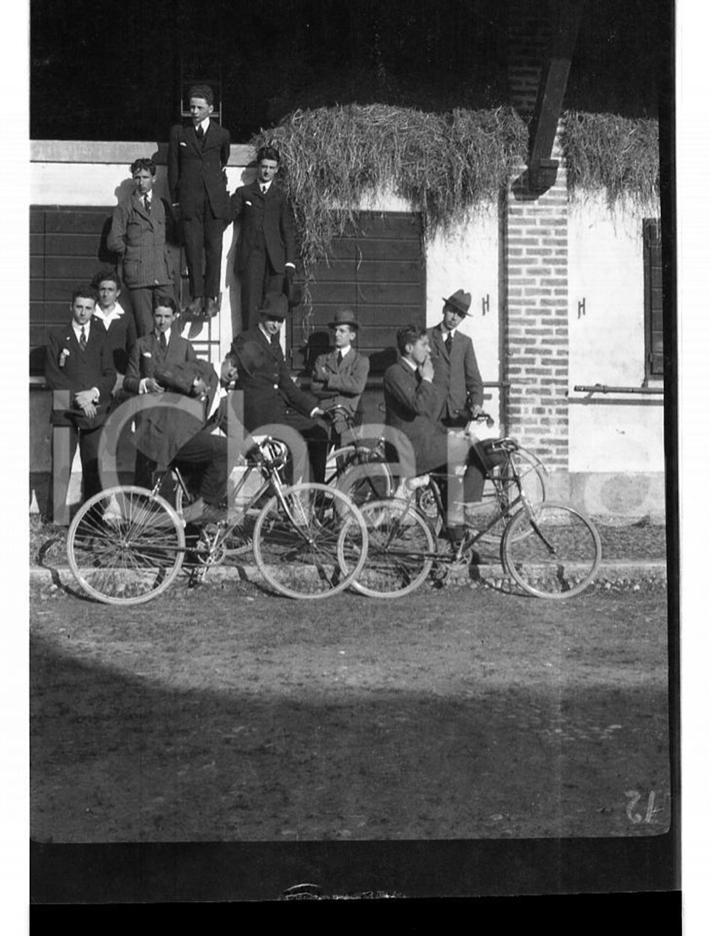 1920 CORSICO CASCINA AGOSTONI Gruppo di studenti NEGATIVO ORIGINALE   Negativo originale in bianco e nero, in formato cm 6 x 9 CONDIZIONI: FAIR E' SEVERAMENTE VIETATA LA RIPRODUZIONE.TUTTI I DIRITTI SONO RISERVATI.ICharta mette in vendita, sul negozio eBay e in esclusiva sul sito "icharta" il proprio archivio composto da numerose diapositive e negativi fotografici d'epoca, tutti originali e autentici, che attraversano la storia del costume italiano tra gli la fine degli anni Sessanta e Novanta.Si tratta di uno sguardo inedito sull'attualità, la politica, la vita quotidiana, il gossip e la cultura, che fotografa il cambiamento della nazione in quest'ultimo scorcio del XX secolo. Un'occasione unica per il mercato del collezionismo, che vede finalmente disponibile un archivio eccezionale per vastità, tematiche e condizioni, in un settore (il negativo fotografico e la diapositiva) di assoluta novità e dalle interessanti prospettive di investimento. FAIR/discreto   originale e autentica 1