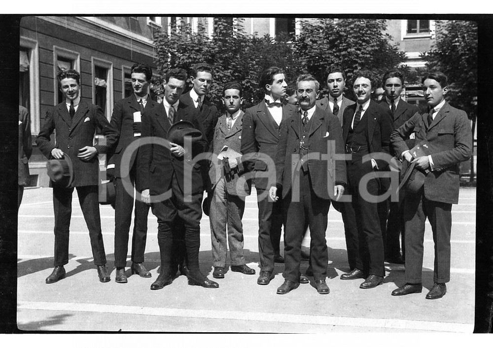 Fotografia d epoca originale 1920 MILANO Studenti e professore cortile del Liceo 6x9cm NEGATIVO ORIGINALE 1