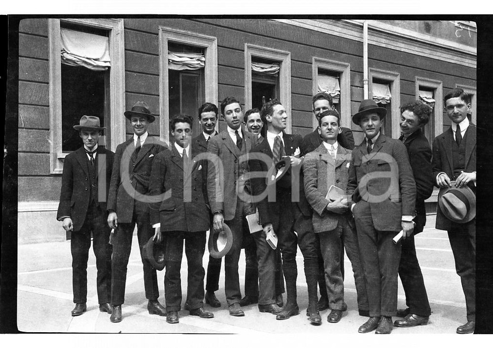 6x9cm NEGATIVO ORIGINALE* 1920 MILANO Gruppo studenti nel cortile del Liceo {1}