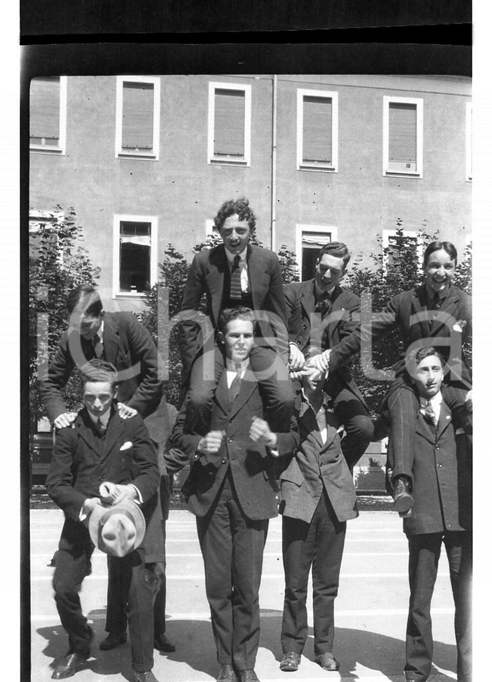 6x9cm NEGATIVO ORIGINALE* 1920 MILANO Gruppo studenti nel cortile del Liceo {2}