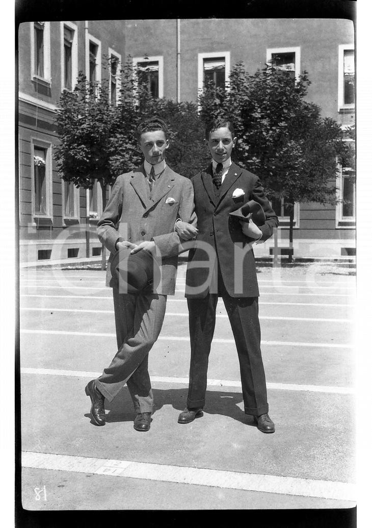 Fotografia d epoca originale 1920 MILANO Studenti PRESTINI e PARADISI cortile Liceo 6x9cm NEGATIVO ORIGIN. 1