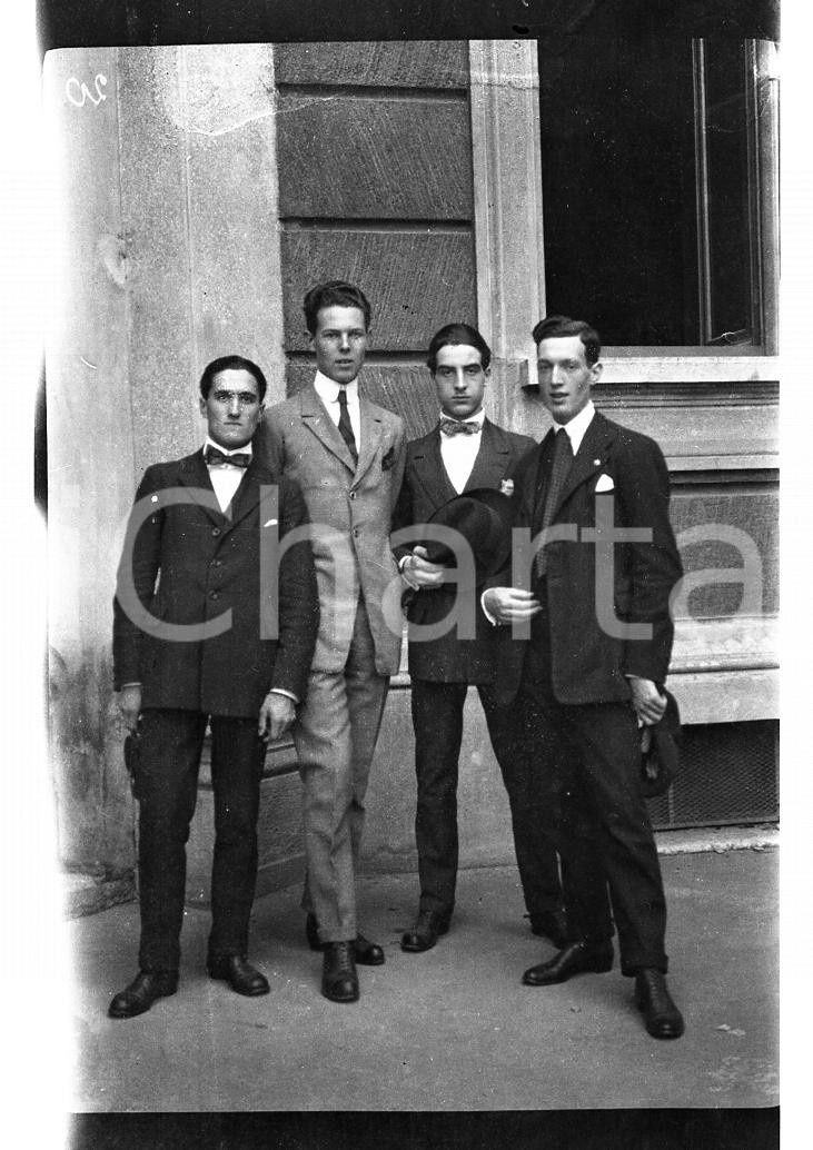 6x9cm NEGATIVO ORIGINALE*1920 MILANO In attesa degli esami nel cortile del Liceo