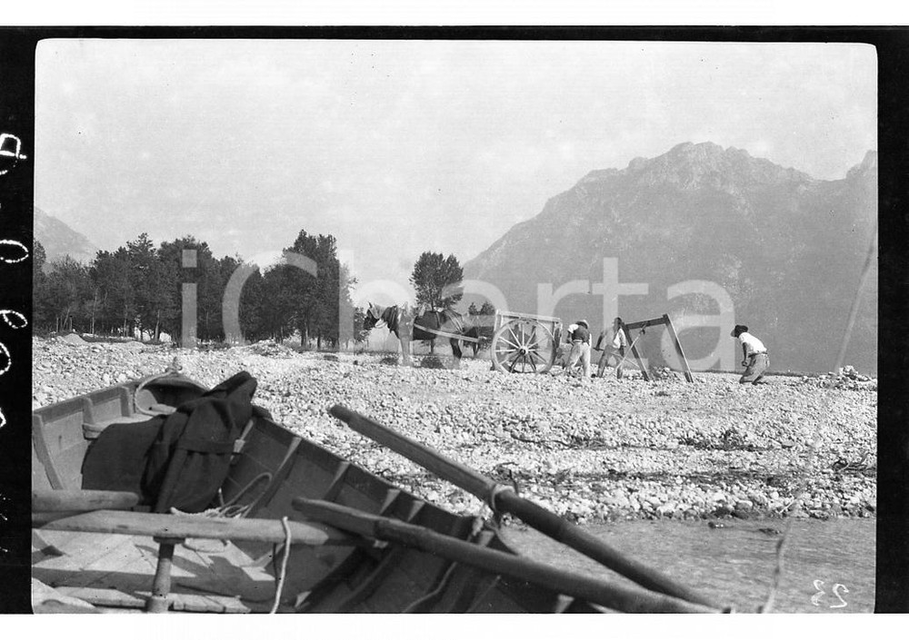 1920 GARLATE (LC) Carico di ghiaia sulle rive del lago NEGATIVO ORIGINALE  Negativo originale artistico in bianco e nero, su pellicola, in formato cm 6 x 9 CONDIZIONI: FAIR ICharta mette in vendita, sul negozio eBay e in esclusiva sul sito "icharta" il proprio archivio composto da numerose diapositive e negativi fotografici d'epoca, tutti originali e autentici, che attraversano la storia del costume italiano tra il 1890 ed il 2000 circa. Un'occasione unica per il mercato del collezionismo, che vede finalmente disponibile un archivio eccezionale per vastità, tematiche e condizioni, in un settore (il negativo fotografico e la diapositiva) di assoluta novità e dalle interessanti prospettive di investimento. FAIR/discreto   originale e autentica 1