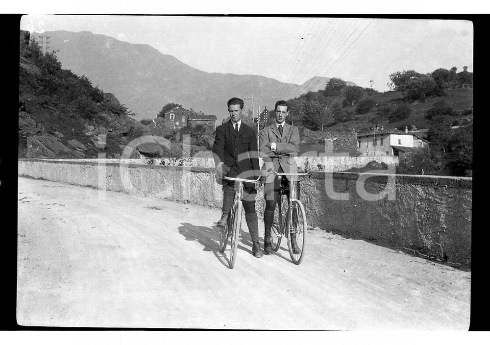 6x9cm NEGATIVO ORIGINALE* 1920 GARLATE Gita in bicicletta sul lungolago