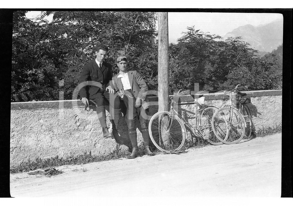 6x9cm NEGATIVO ORIGINALE * 1920 GARLATE Gita in bicicletta sul lungolago {1}