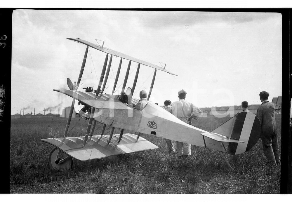 1920 TALIEDO Aeroporto militare triplano Breda-Pensuti NEGATIVO ORIGINALE Negativo originale in bianco e nero, su pellicola, in formato cm 6 x 9 CONDIZIONI: FAIR E' SEVERAMENTE VIETATA LA RIPRODUZIONE.TUTTI I DIRITTI SONO RISERVATI.ICharta mette in vendita, sul negozio eBay e in esclusiva sul sito "icharta" il proprio archivio composto da numerose diapositive e negativi fotografici d'epoca, tutti originali e autentici, che attraversano la storia del costume italiano tra gli la fine degli anni Sessanta e Novanta.Si tratta di uno sguardo inedito sull'attualità, la politica, la vita quotidiana, il gossip e la cultura, che fotografa il cambiamento della nazione in quest'ultimo scorcio del XX secolo. Un'occasione unica per il mercato del collezionismo, che vede finalmente disponibile un archivio eccezionale per vastità, tematiche e condizioni, in un settore (il negativo fotografico e la diapositiva) di assoluta novità e dalle interessanti prospettive di investimento. FAIR/discreto   originale e autentica 1