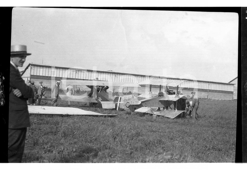 1920 TALIEDO Base militare hangar e triplani Breda (1) NEGATIVO ORIGINALE Negativo originale in bianco e nero su pellicola.  E' SEVERAMENTE VIETATA LA RIPRODUZIONE.TUTTI I DIRITTI SONO RISERVATI.ICharta mette in vendita, sul negozio eBay e in esclusiva sul sito "icharta" il proprio archivio composto da numerose diapositive e negativi fotografici d'epoca, tutti originali e autentici.Si tratta di uno sguardo inedito sull'attualità, la politica, la vita quotidiana, il gossip e la cultura, che fotografa il cambiamento della nazione (e non solo) tra il 1890 ed il 1990 circa. Un'occasione unica per il mercato del collezionismo, che vede finalmente disponibile un archivio eccezionale per vastità, tematiche e condizioni, in un settore (il negativo fotografico e la diapositiva) di assoluta novità e dalle interessanti prospettive di investimento. FAIR/discreto  Formato: cm 6 x 9 originale e autentica 1