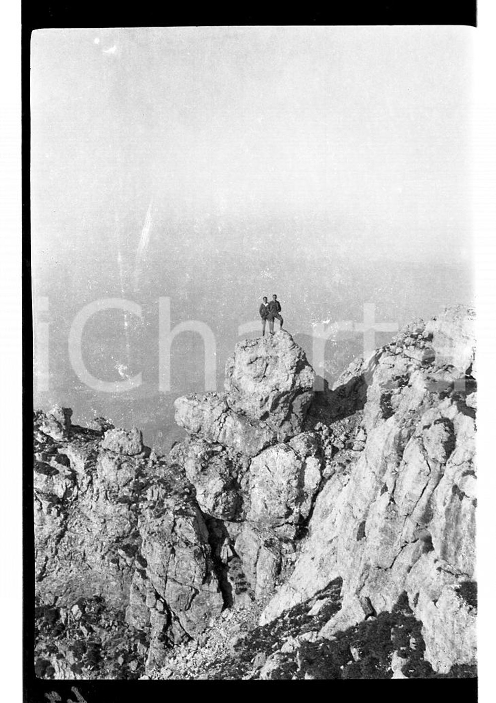 1920 GRIGNETTA Cresta Segantini la via per la vetta NEGATIVO ORIGINALE Negativo originale in bianco e nero, su pellicola,  in formato cm 6 x 9 E' SEVERAMENTE VIETATA LA RIPRODUZIONE.TUTTI I DIRITTI SONO RISERVATI.ICharta mette in vendita, sul negozio eBay e in esclusiva sul sito "icharta" il proprio archivio composto da numerose diapositive e negativi fotografici d'epoca, tutti originali e autentici, che attraversano la storia del costume italiano tra gli la fine degli anni Sessanta e Novanta.Si tratta di uno sguardo inedito sull'attualità, la politica, la vita quotidiana, il gossip e la cultura, che fotografa il cambiamento della nazione in quest'ultimo scorcio del XX secolo. Un'occasione unica per il mercato del collezionismo, che vede finalmente disponibile un archivio eccezionale per vastità, tematiche e condizioni, in un settore (il negativo fotografico e la diapositiva) di assoluta novità e dalle interessanti prospettive di investimento.  FAIR/discreto  FORMATO: cm 6 x 9 originale e autentica 1