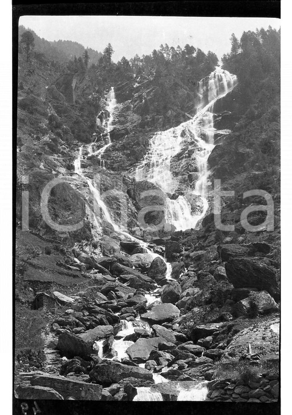 1920 BRANZI La cascata chiamata "la Borleggia" NEGATIVO ORIGINALE Negativo originale in bianco e nero, in formato cm 6 x 9 CONDIZIONI: FAIR E' SEVERAMENTE VIETATA LA RIPRODUZIONE.TUTTI I DIRITTI SONO RISERVATI.ICharta mette in vendita, sul negozio eBay e in esclusiva sul sito "icharta" il proprio archivio composto da numerose diapositive e negativi fotografici d'epoca, tutti originali e autentici.Si tratta di uno sguardo inedito sull'attualità, la politica, la vita quotidiana, il gossip e la cultura, che fotografa il cambiamento della nazione (e non solo) tra il 1890 ed il 1990 circa. Un'occasione unica per il mercato del collezionismo, che vede finalmente disponibile un archivio eccezionale per vastità, tematiche e condizioni, in un settore (il negativo fotografico e la diapositiva) di assoluta novità e dalle interessanti prospettive di investimento. FAIR/discreto   originale e autentica 1